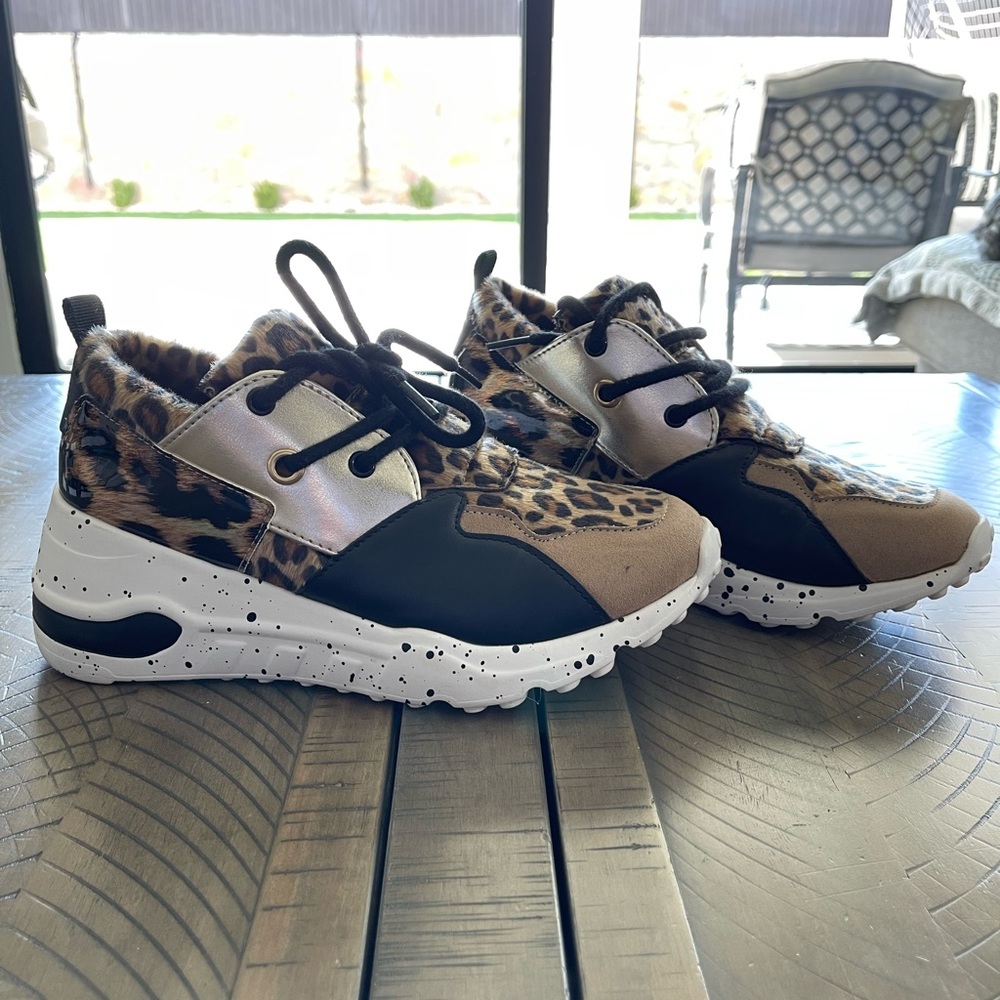 Wedged sneaker
